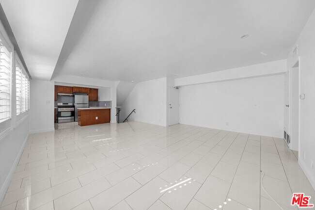 Building Photo - 148 S Reeves Dr