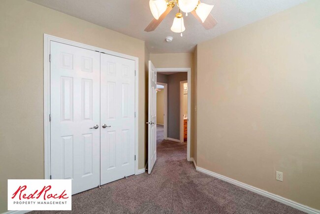 Building Photo - Dog Friendly - 3 Bedroom, 2 Bathroom Prope...