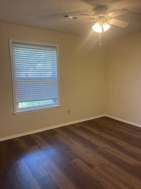 Building Photo - 904 N Oriole Ave