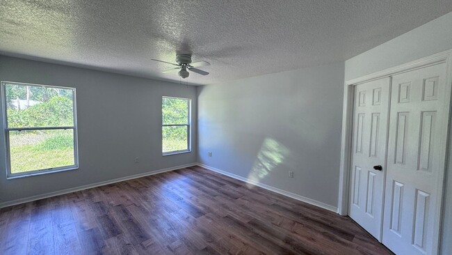 Building Photo - Cute 3/2 House with New Floors and Fresh P...