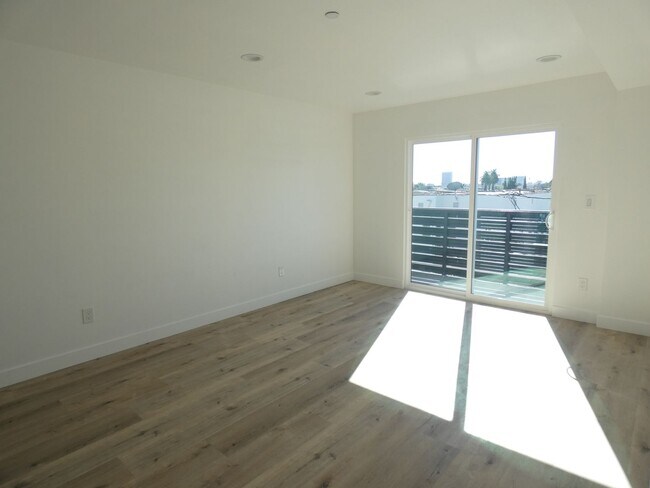 Building Photo - 5522 Barton Ave