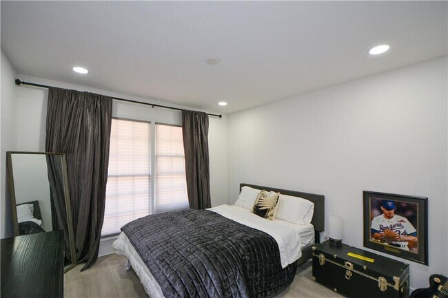 Building Photo - 643 Navarre Dr