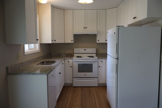 Building Photo - 1802 Hilltop Ct