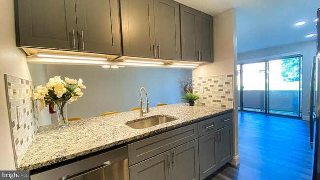 Building Photo - 403 Hickory Cir