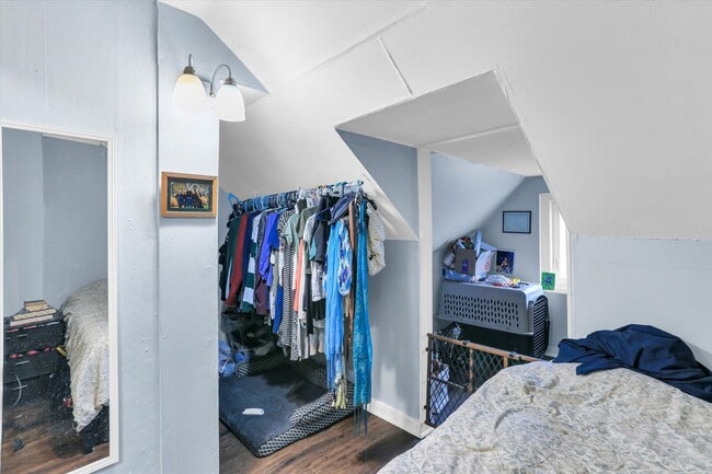 Building Photo - Beautifully Remodeled 1 Bedroom Located in...
