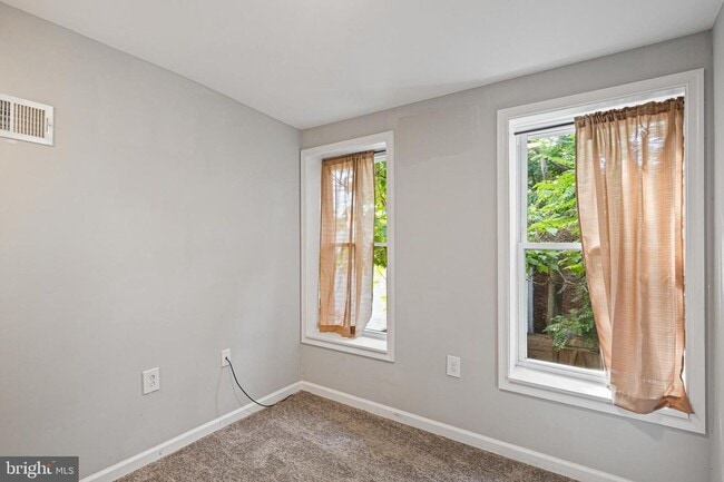 Building Photo - Gorgeous Large 3 Bedroom 3 Bathroom Rental in Hollins Market