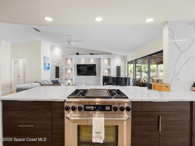 Building Photo - 165 Crispin St