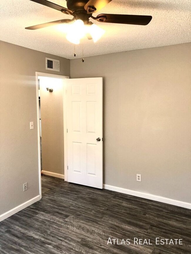 Building Photo - 465 W Ivyglen St