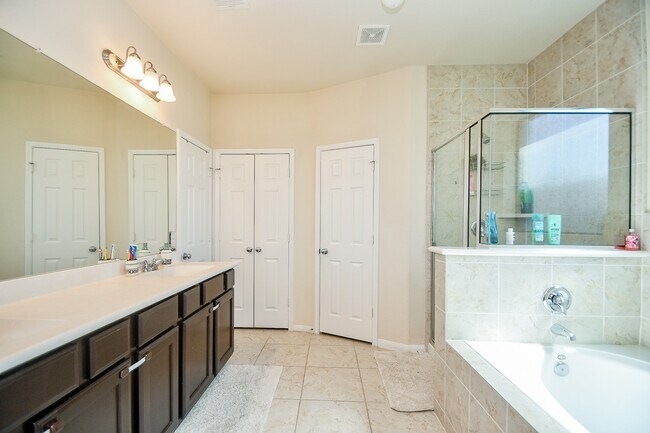 Building Photo - 5619 Drumlin Field Way