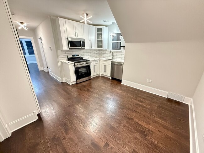 Building Photo - 5942 W Eastwood Ave