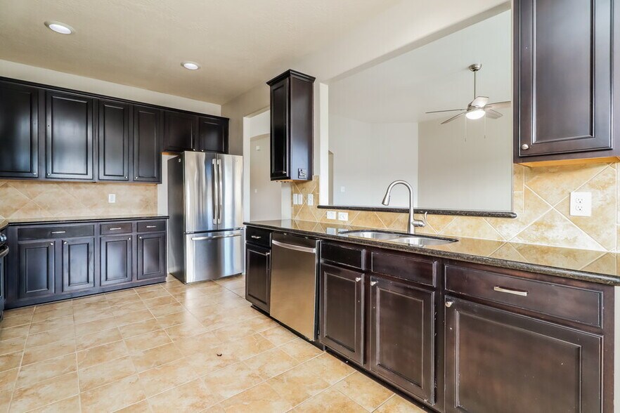 Building Photo - 2548 Blue Heron Cir