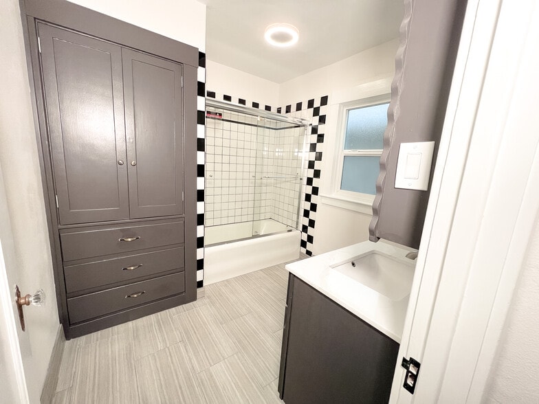 Building Photo - 420 Main St