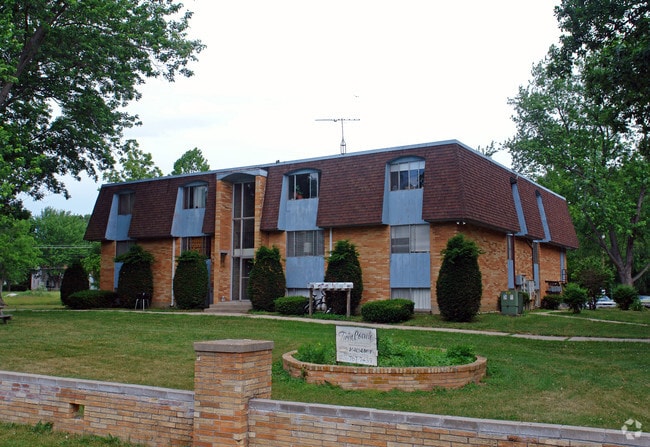 Primary Photo - Twin Coach Apartments