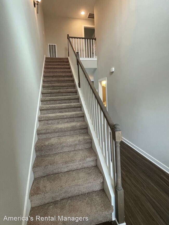 Building Photo - 4 br, 2.5 bath House - 2120 Ellsworth Loop...