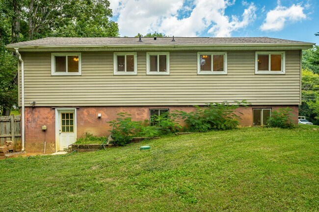 Building Photo - Spacious House in Hixson