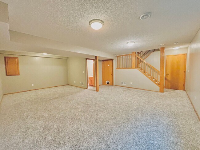 Building Photo - Gorgeous 3 Bedroom 4 Bath End Unit in Eagan