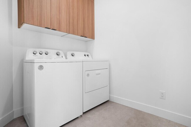 Building Photo - HURRICANE TOWNHOME!! Pet Friendly!