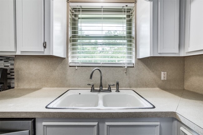 Building Photo - 908 Redberry Hill St