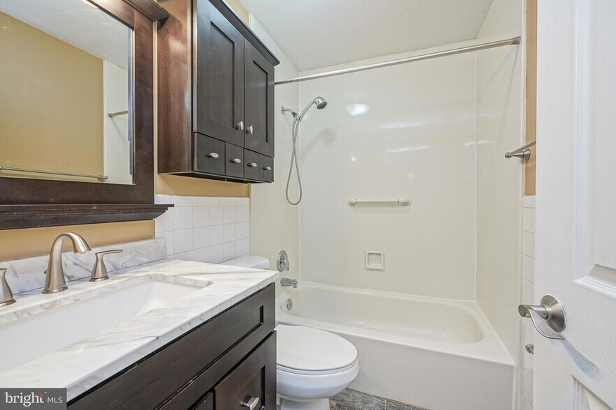 Building Photo - 1025 Oaklyn Ct
