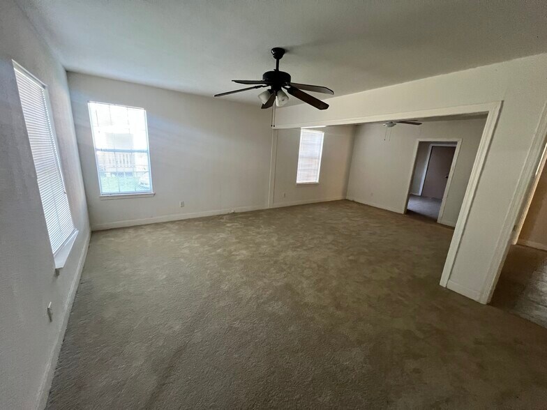 Living room and dinning room - 7215 Apache St