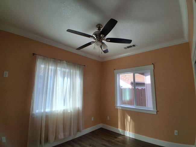 Building Photo - 2112 Eicher Ave