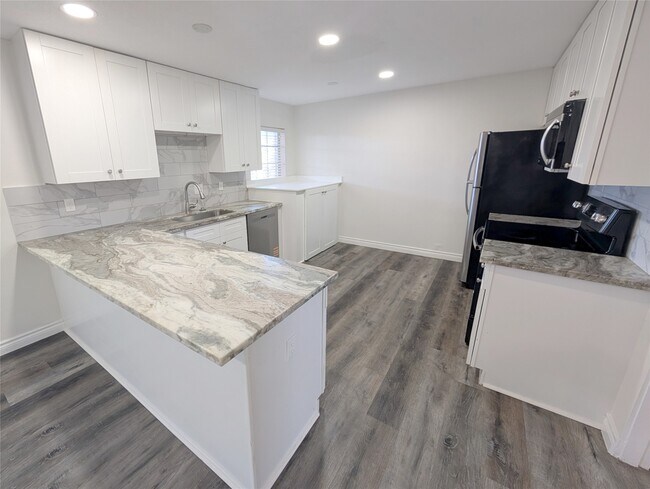 Building Photo - 2101 Fountain View Dr