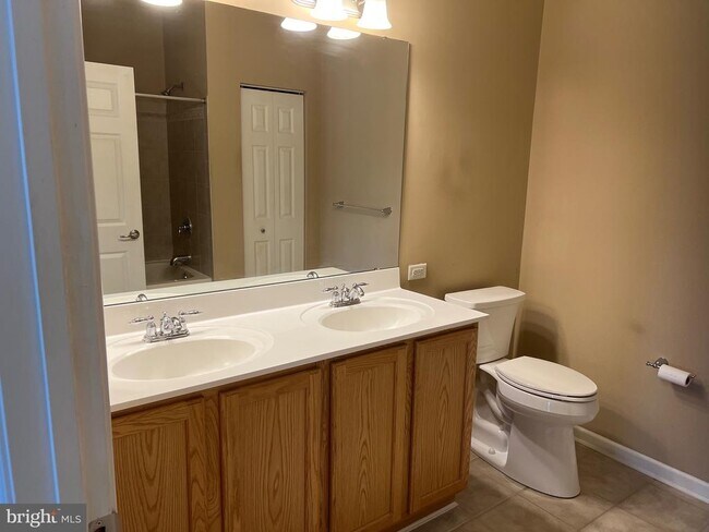 Building Photo - 812 Long Dr