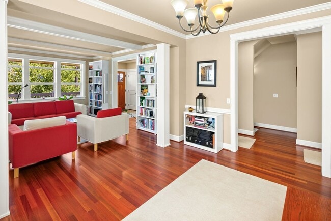 Building Photo - Gorgeous Big Ravenna Home in Seattle