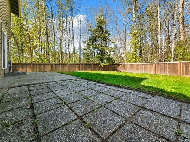 Building Photo - 5BR/3BA End Unit with Greenbelt View in Lynnwood with A/C!