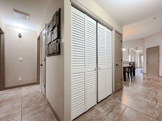 Building Photo - East El Paso 4 bed Refrig A/C Home!