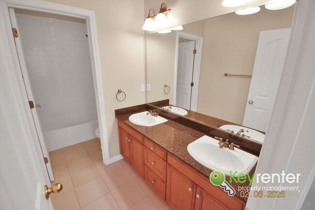 Building Photo - Beautiful 4 Bedroom Windemere Home on Corner Lot