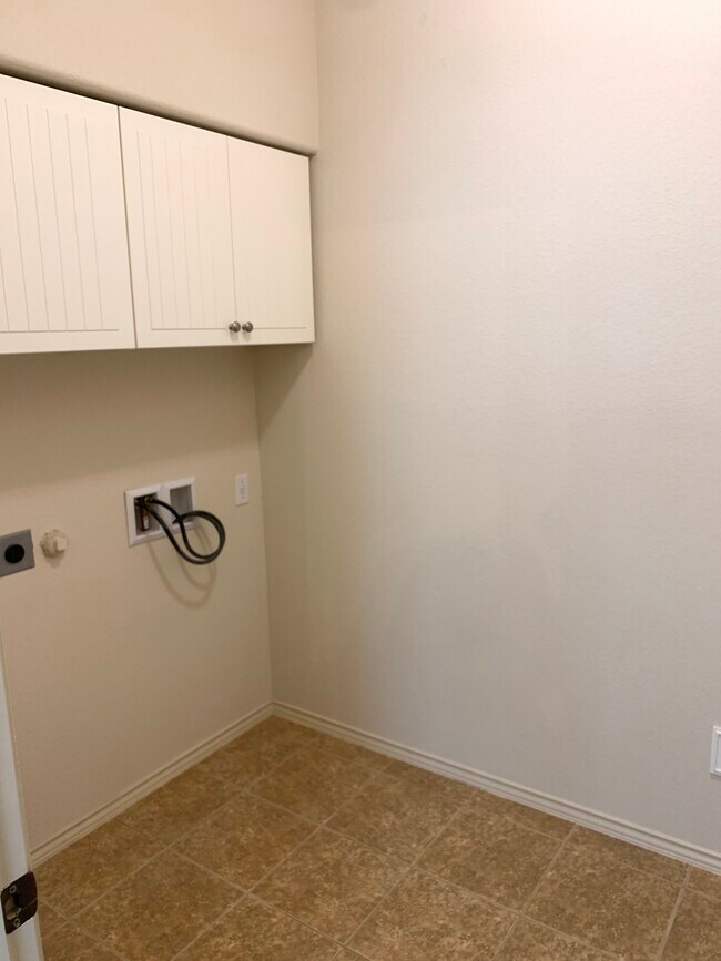 Building Photo - 1702 Sand Hills Dr