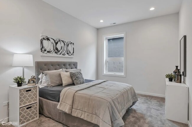 Building Photo - 5434 S Michigan Ave