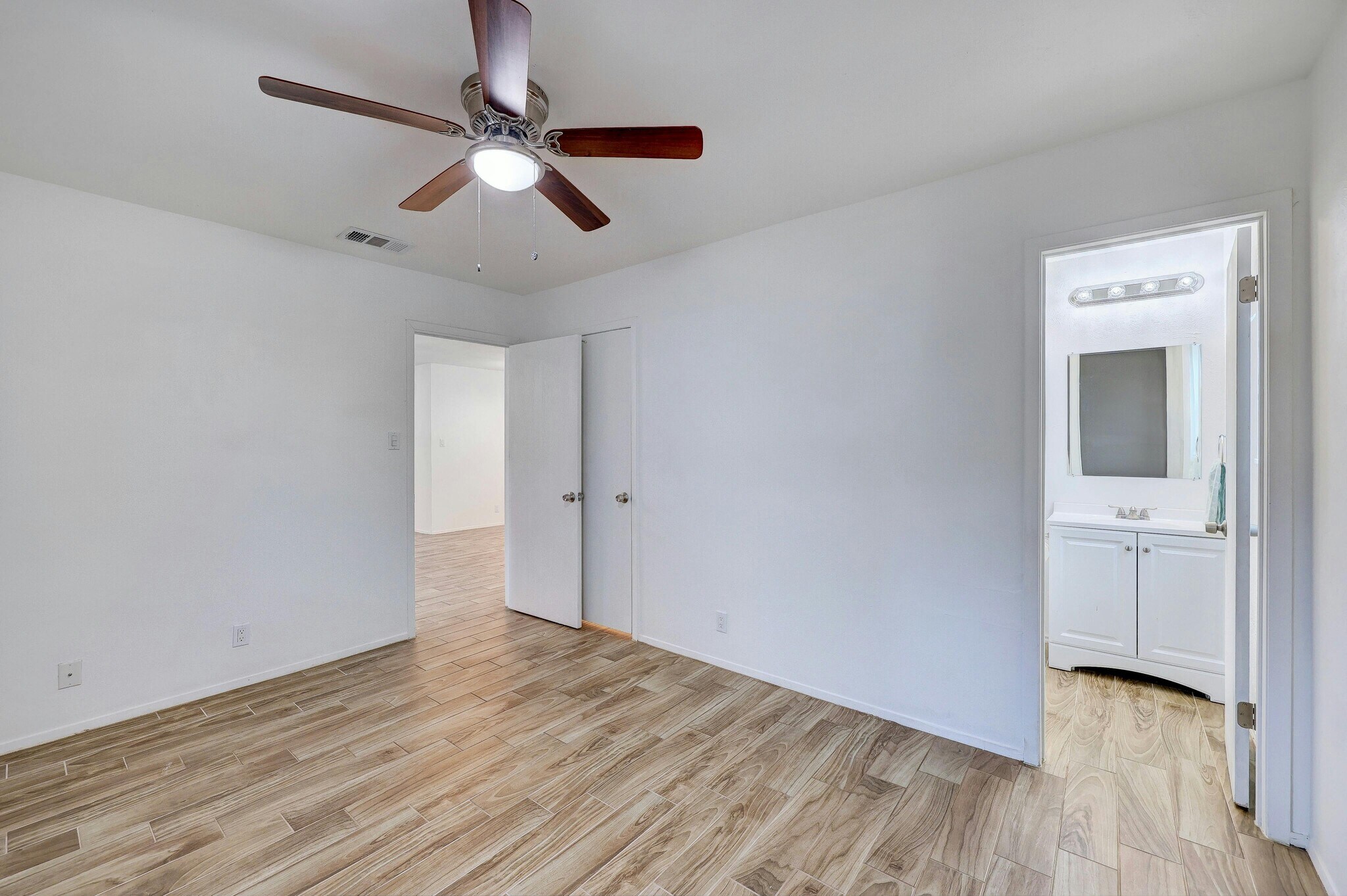 Building Photo - 703 Country Aire Dr