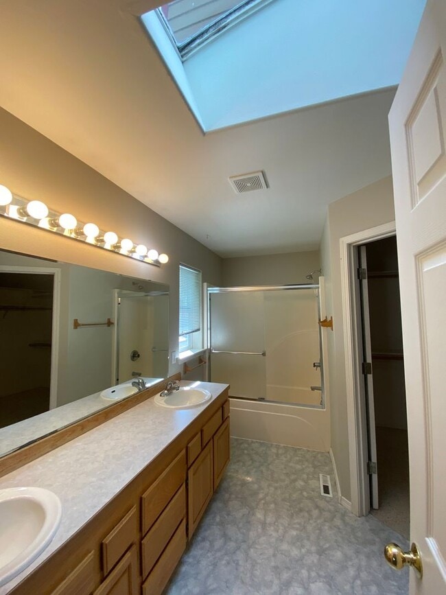 Building Photo - Spacious 2 Bedroom + office! Large yard!  ...