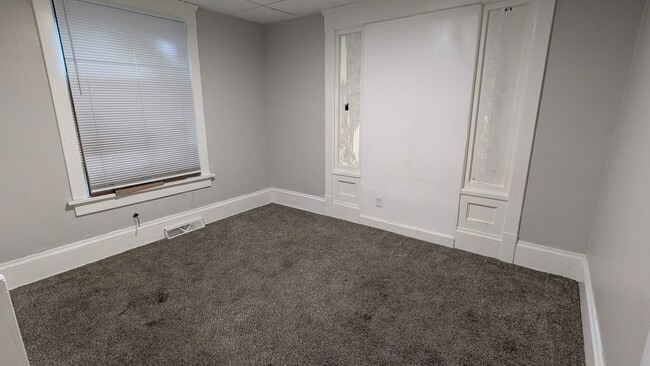 Building Photo - 916 6th St NW