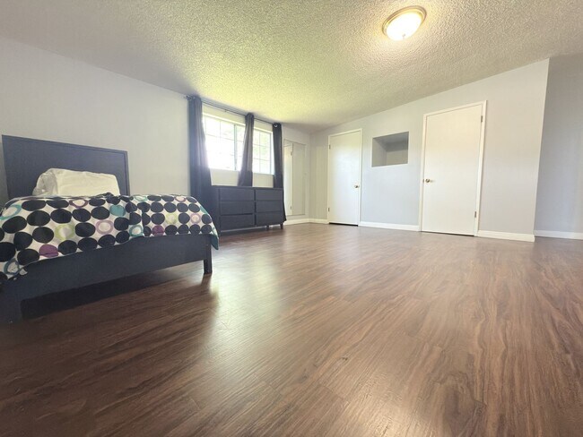 Building Photo - 4-Bedroom Home with Expansive Backyard in ...