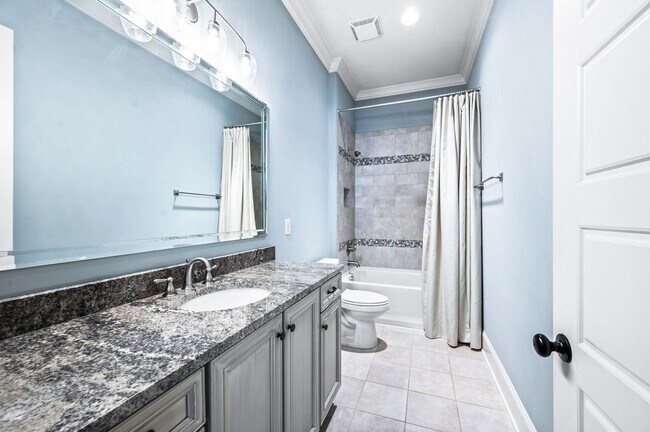 Building Photo - 1735 Hillmont Dr