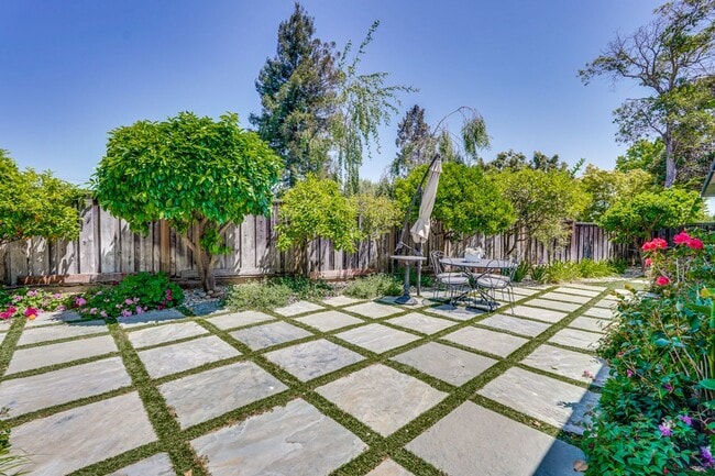 Building Photo - Gorgeous 4 Bed, 2 Bath Eichler in Sunnyvale