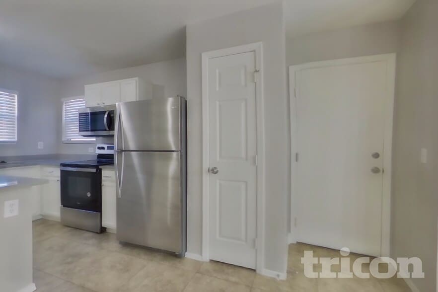 Building Photo - 2283 E Palm Beach Dr
