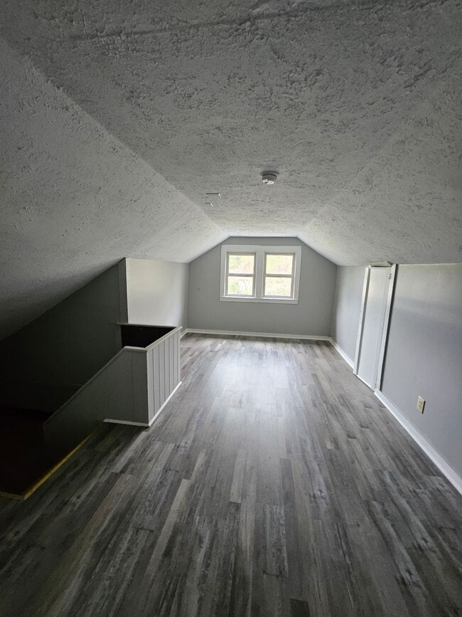 Building Photo - Large 3 bed house with basement