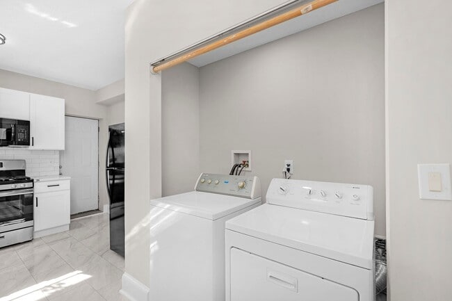 Building Photo - Charming 3-Bedroom with High Ceilings & Modern Updates