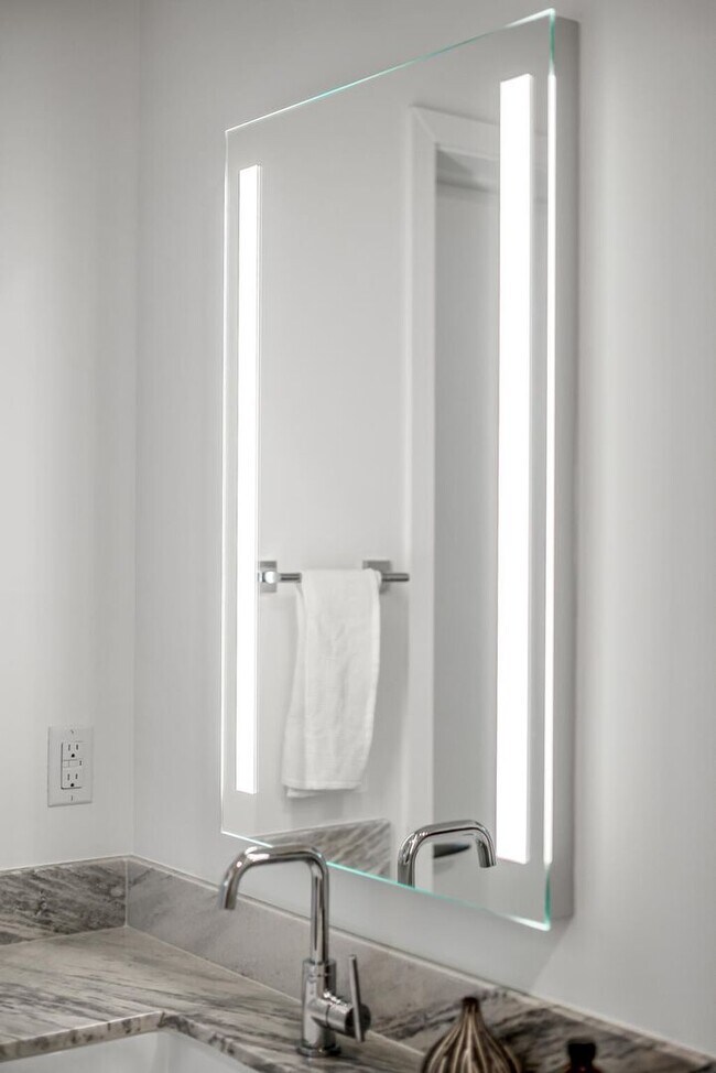 Building Photo - Stunning one bedroom unit in The Wedgewood section of town.