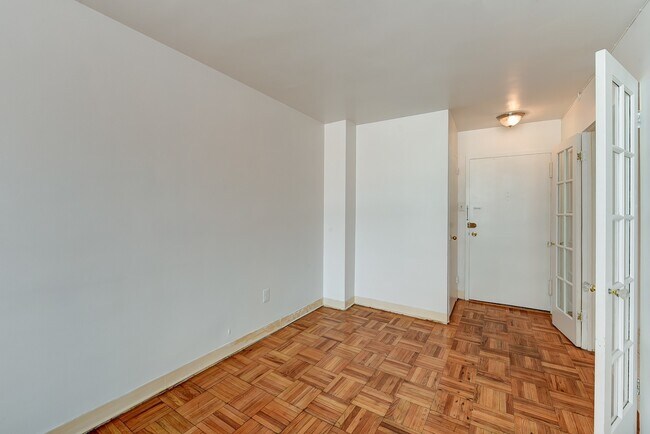 Building Photo - Charming & Bright Junior One Bedroom at River Place North