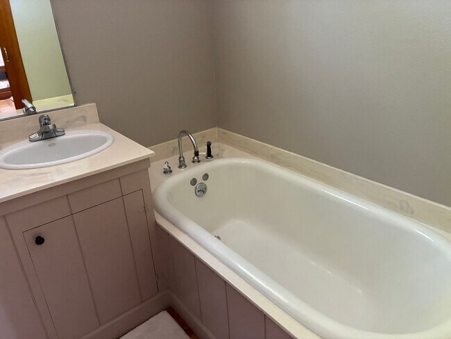 Building Photo - Gorgeous North Davis 3 bedroom available f...