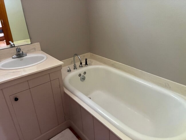 Building Photo - Gorgeous North Davis 3 Bedroom Home Available September!