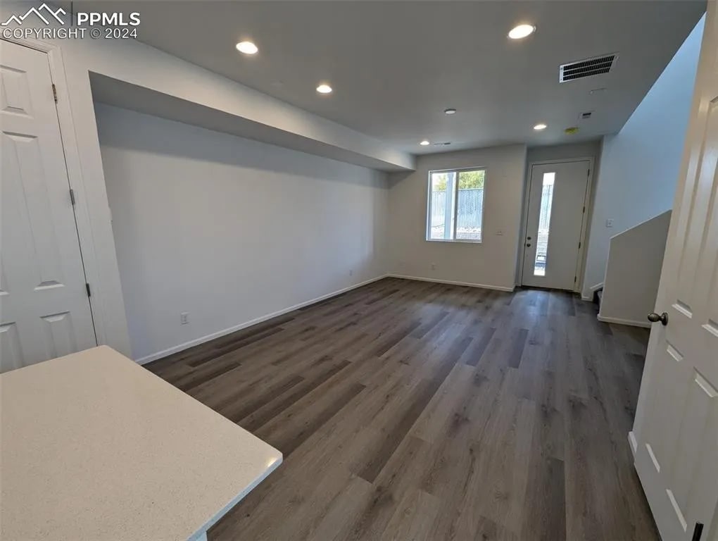 Living Room - 2434 Vanhoutte Vw