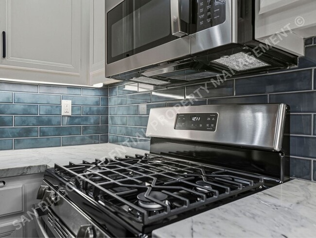 Building Photo - Beautifully Remodeled and Bright in the Perfect Carmel Mountain Ranch Location