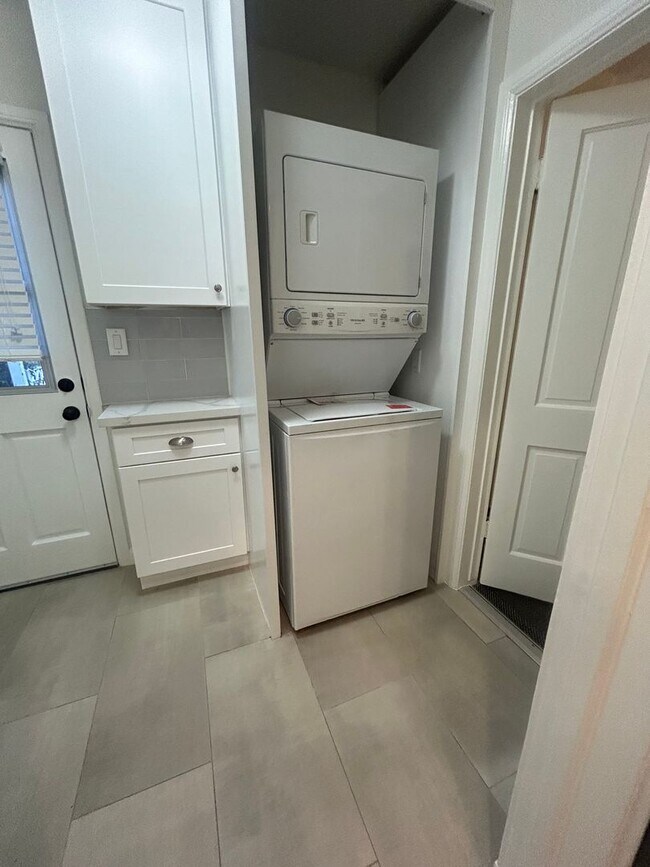 Building Photo - 9750 Newman St