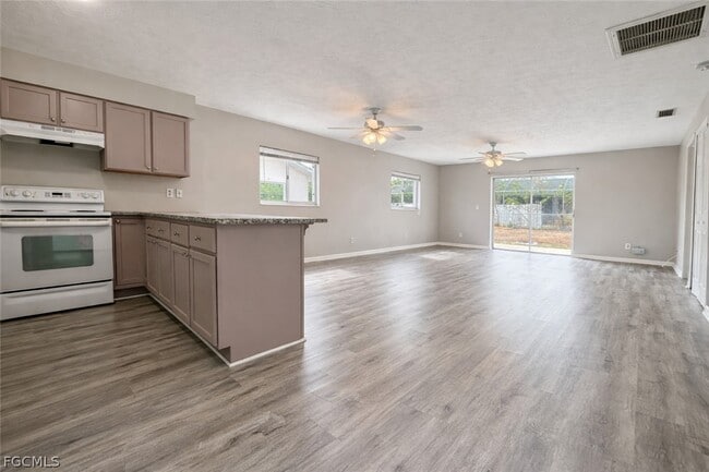 Building Photo - 1718 SW Santa Barbara Pl